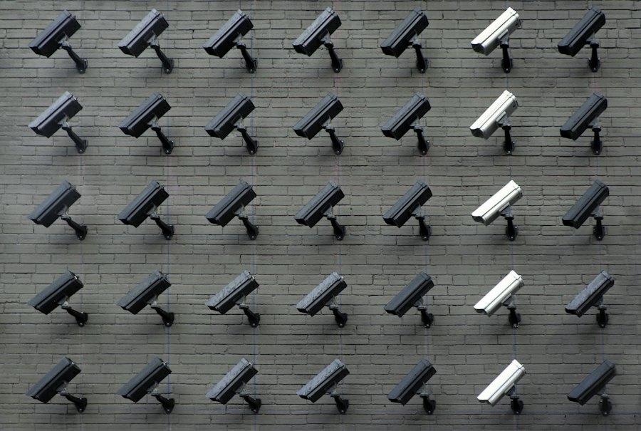 Cámaras de videovigilancia instaladas en muro