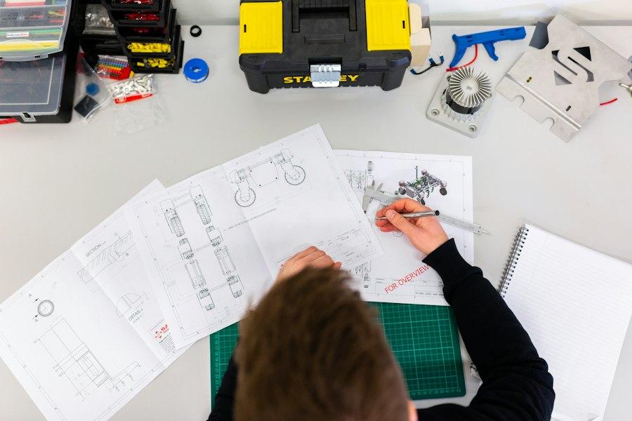 Ingeniero revisando planos de diseño